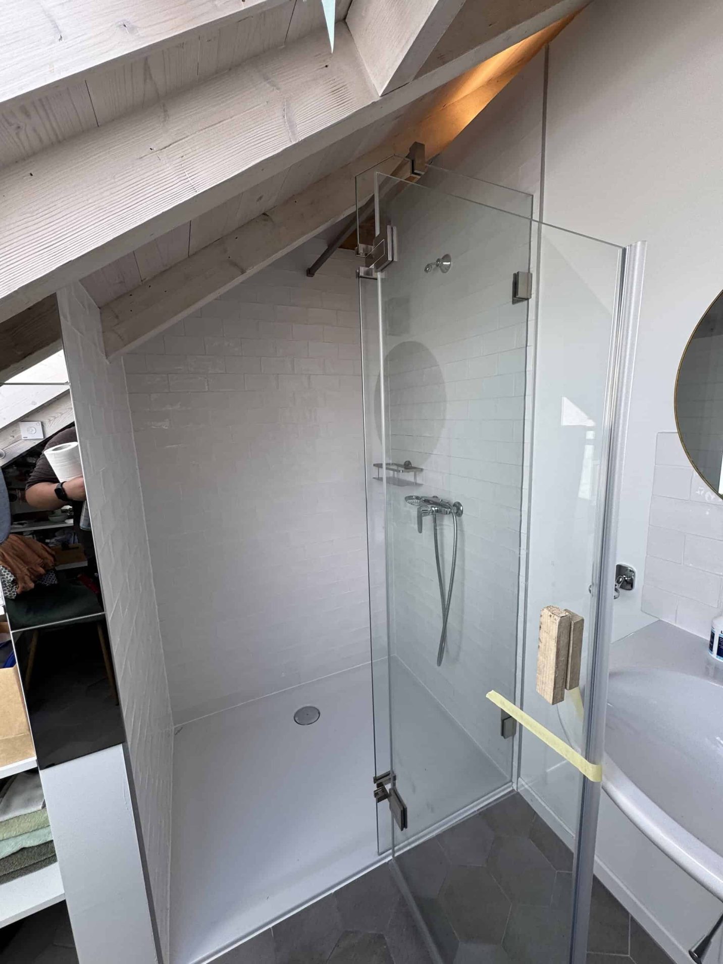 Cabine de douche en verre sous plafond mansardé