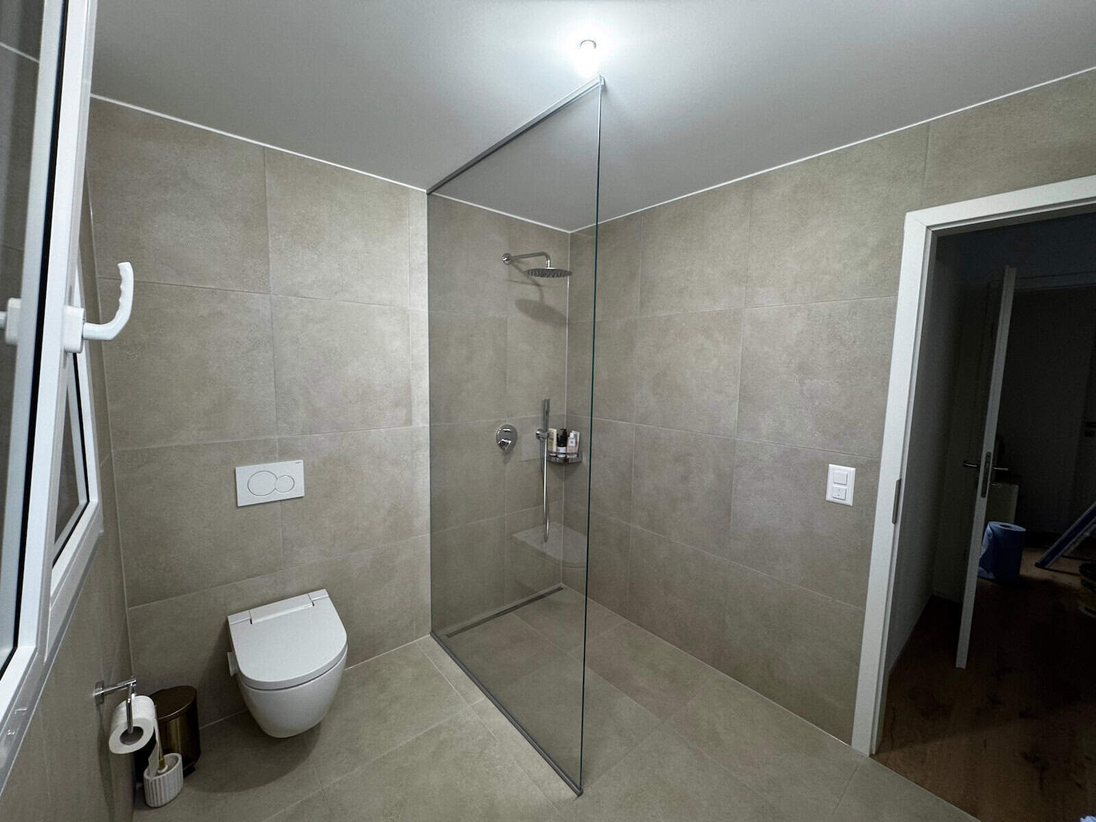 Paroi de douche en verre séparant la zone WC