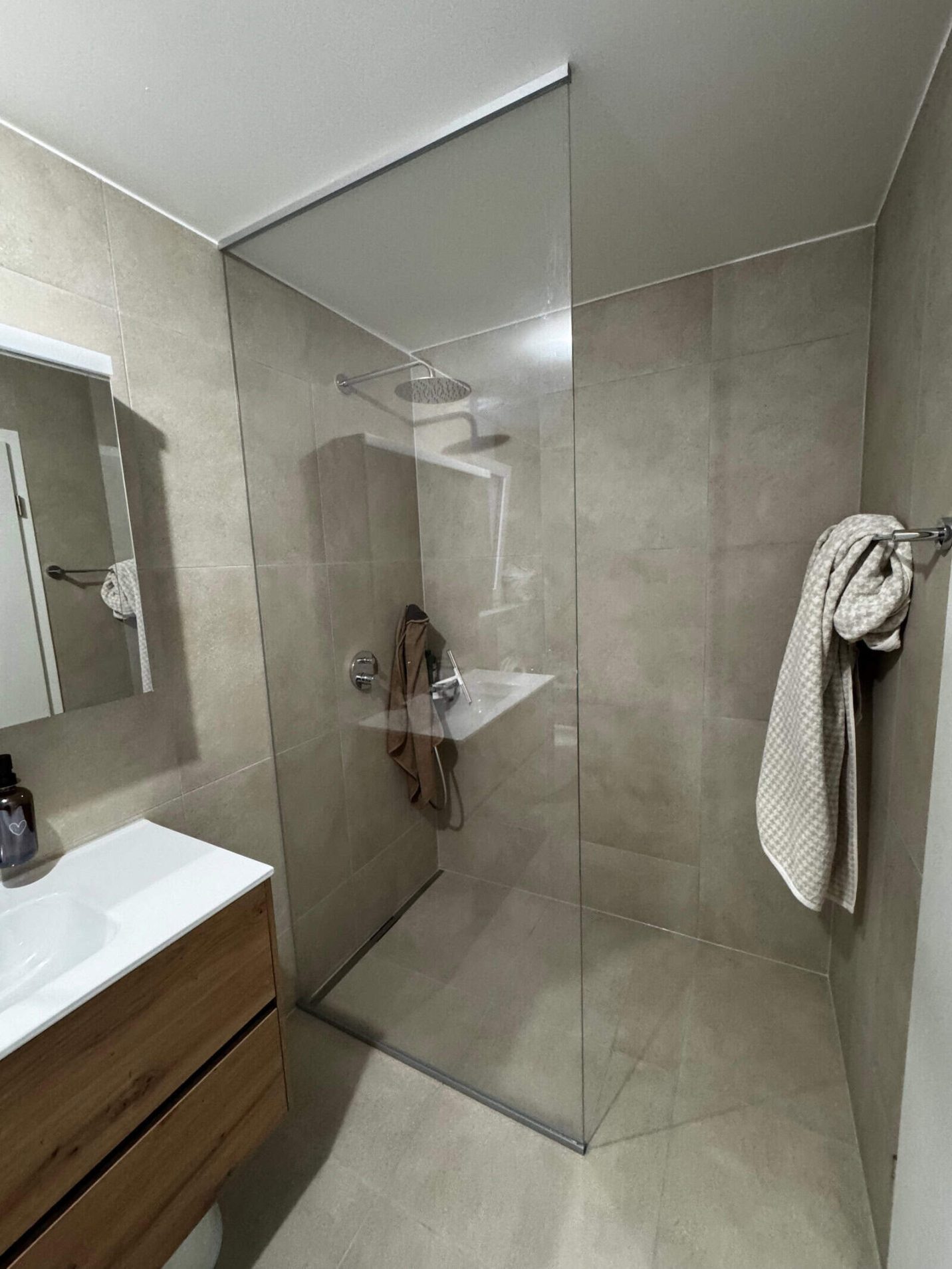 Grande paroi de douche en verre du sol au plafond