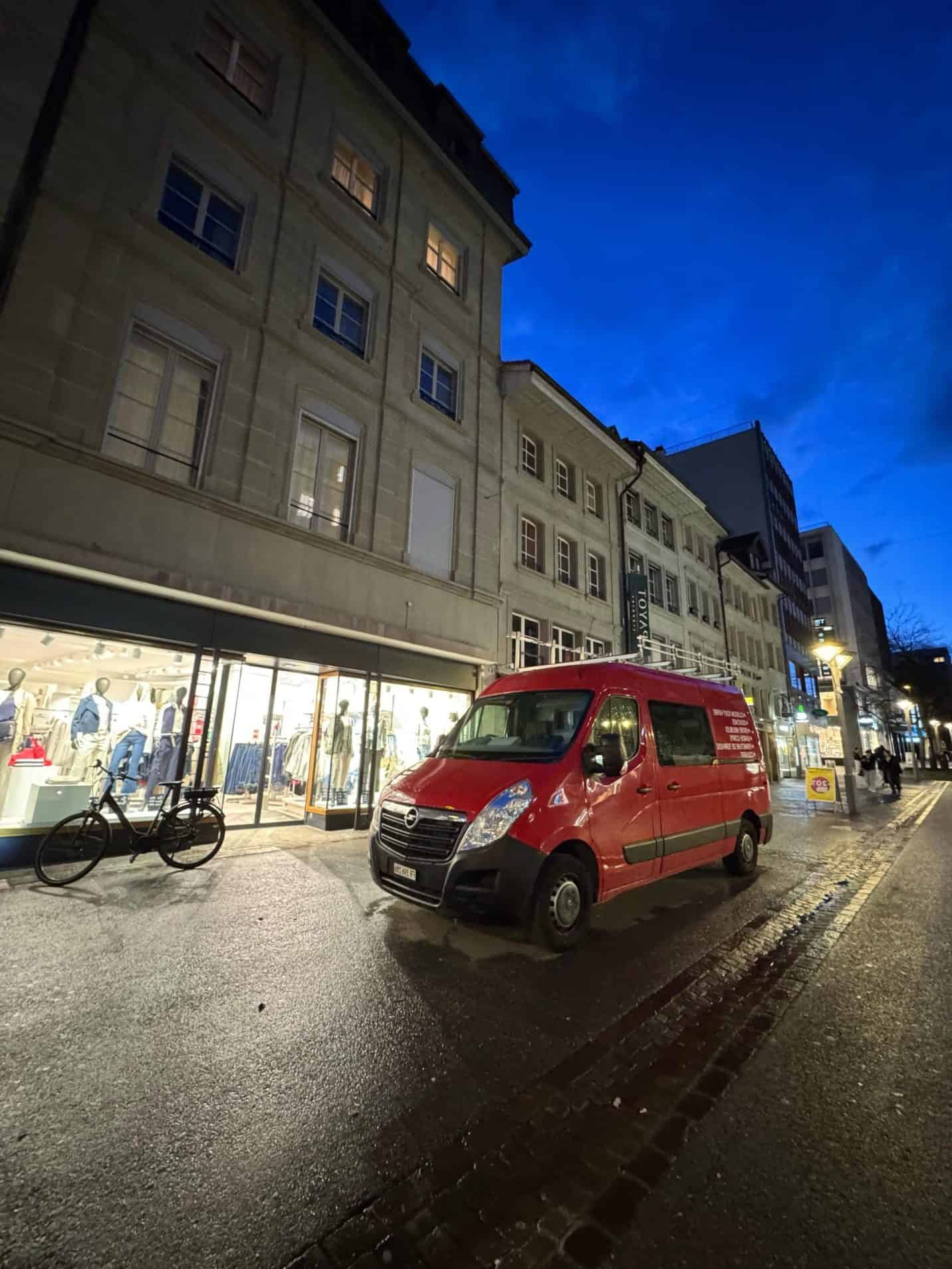 Camionnette Helverre garée en ville de Fribourg le soir