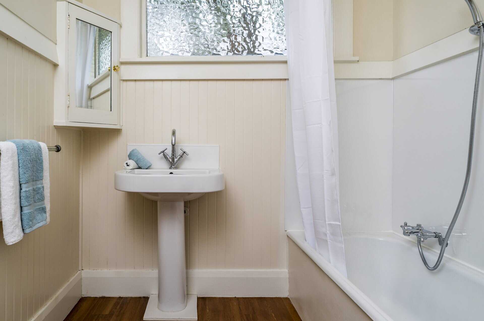 Petite salle de bain sans paroi de douche