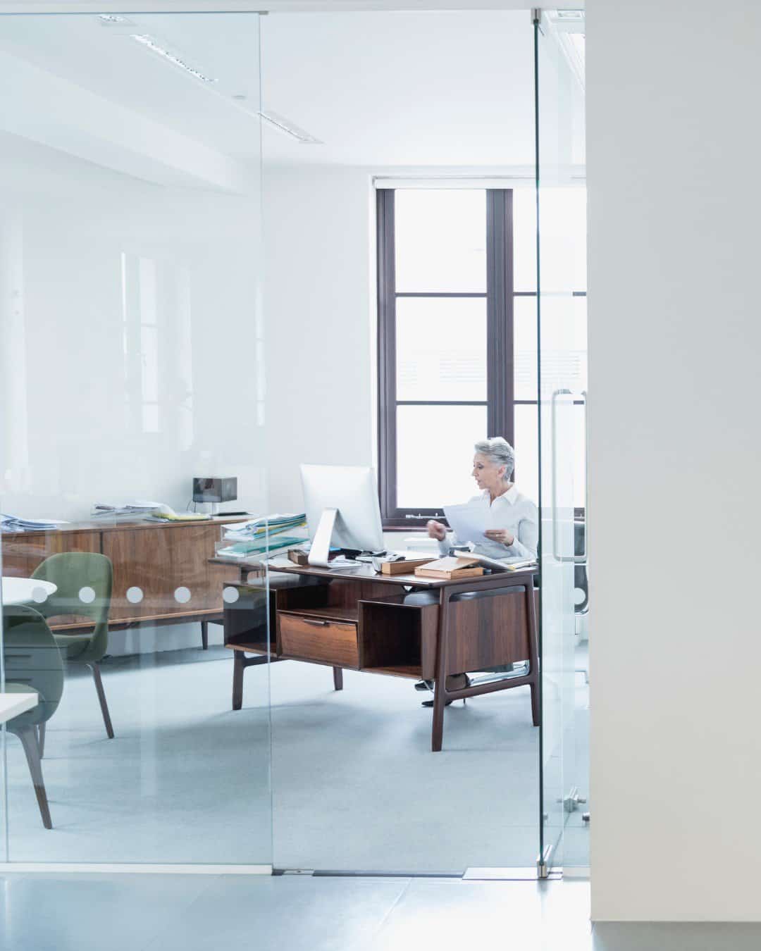 Bureau professionnel avec cloison en verre