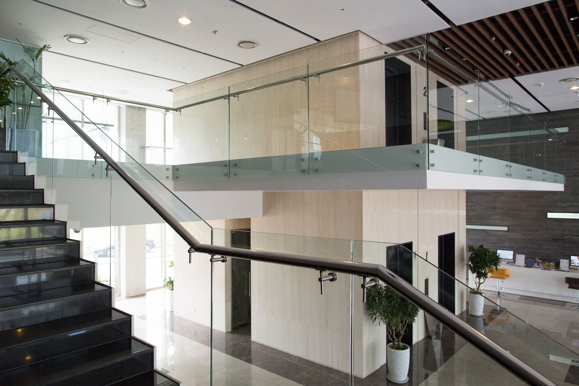 Intérieur de bâtiment moderne avec cloisons en verre