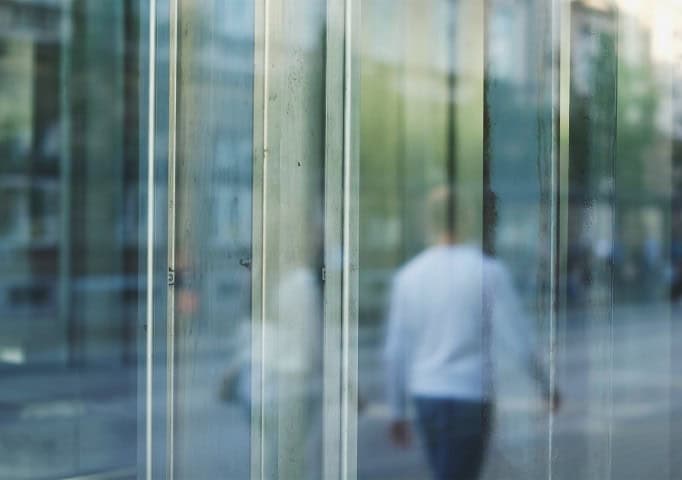 Porte en verre ouverte dans un intérieur moderne
