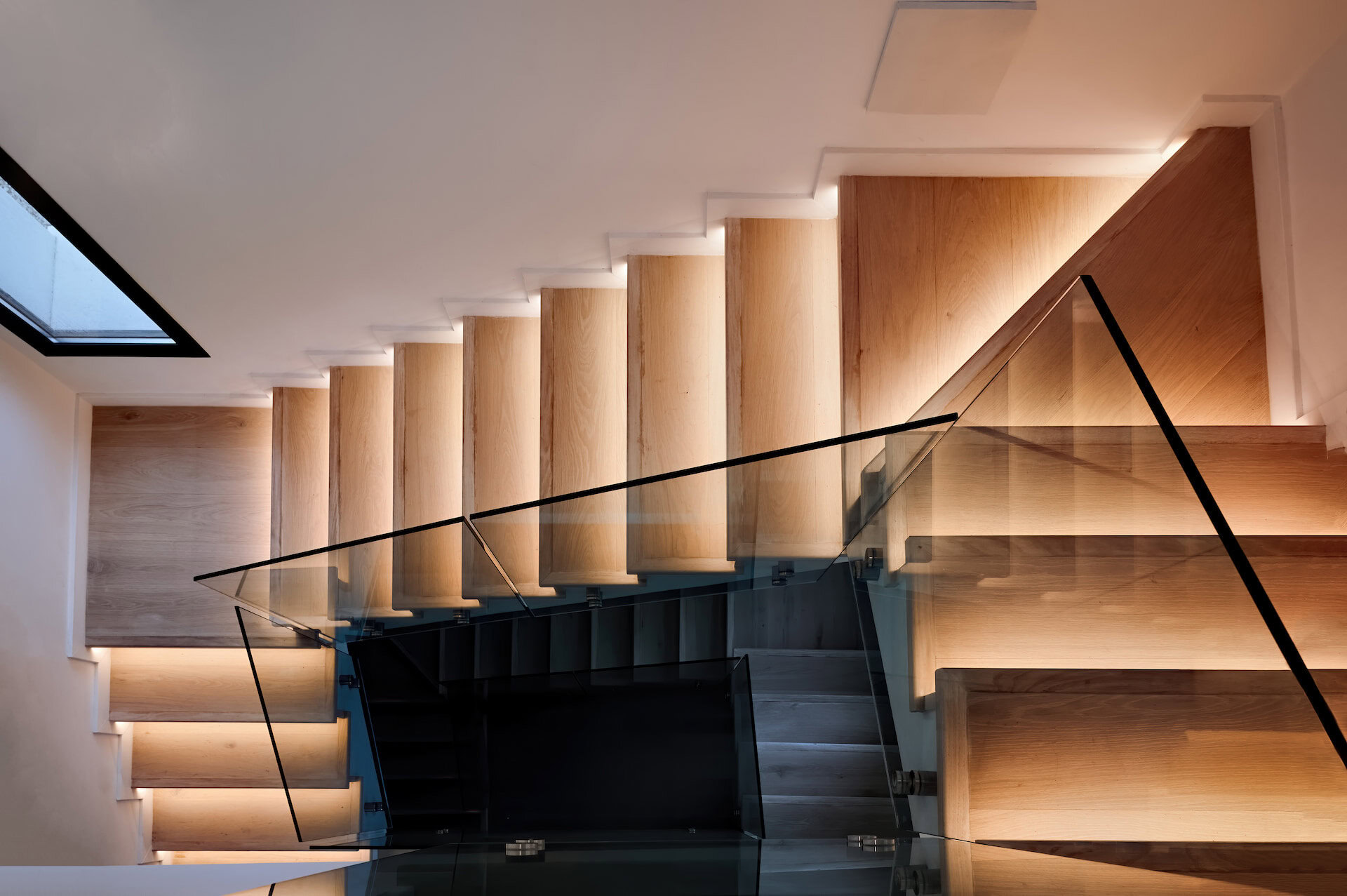 Escalier en bois avec garde-corps en verre