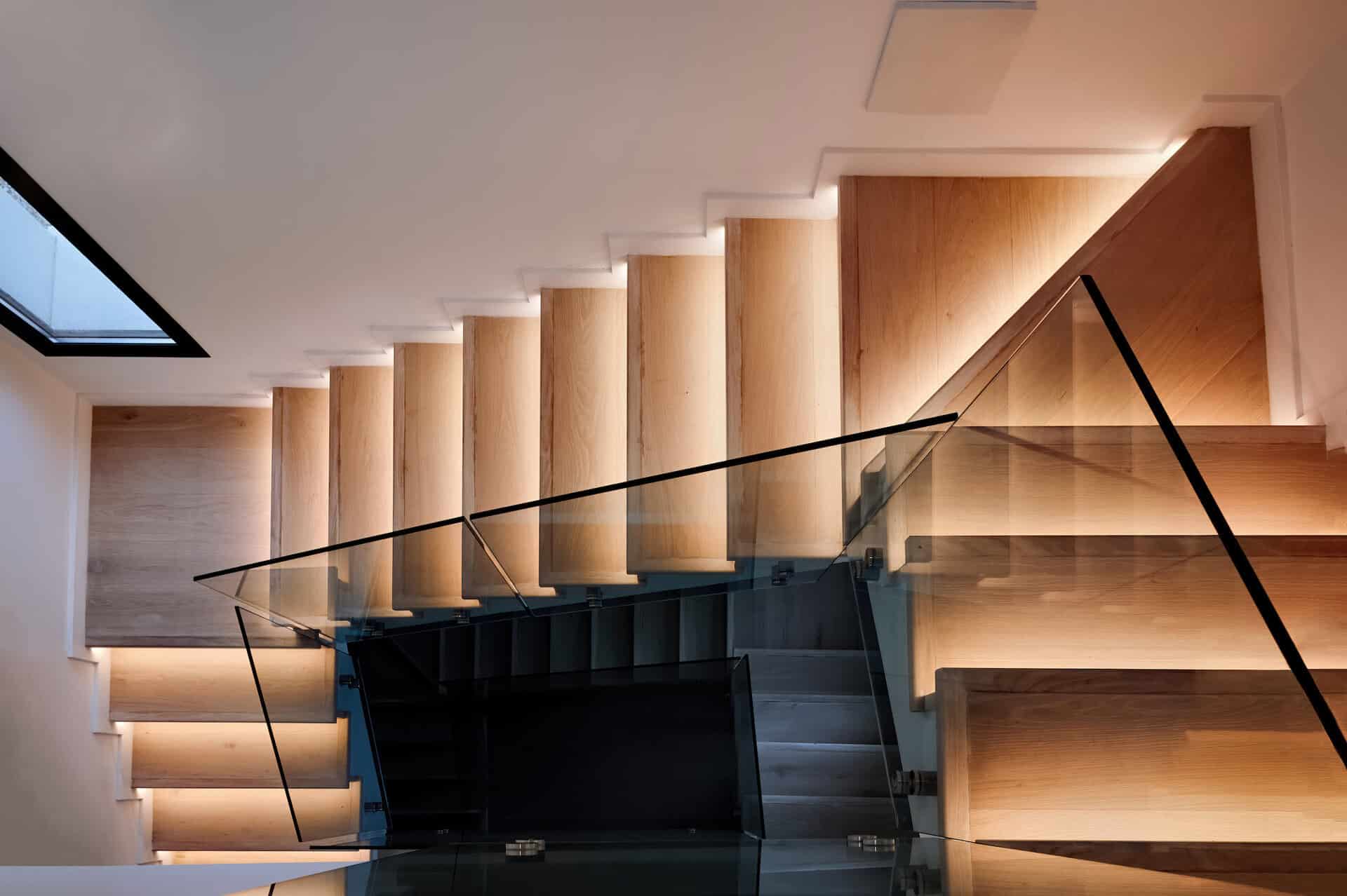 Escalier en bois dans une maison moderne avec garde-corps en verre