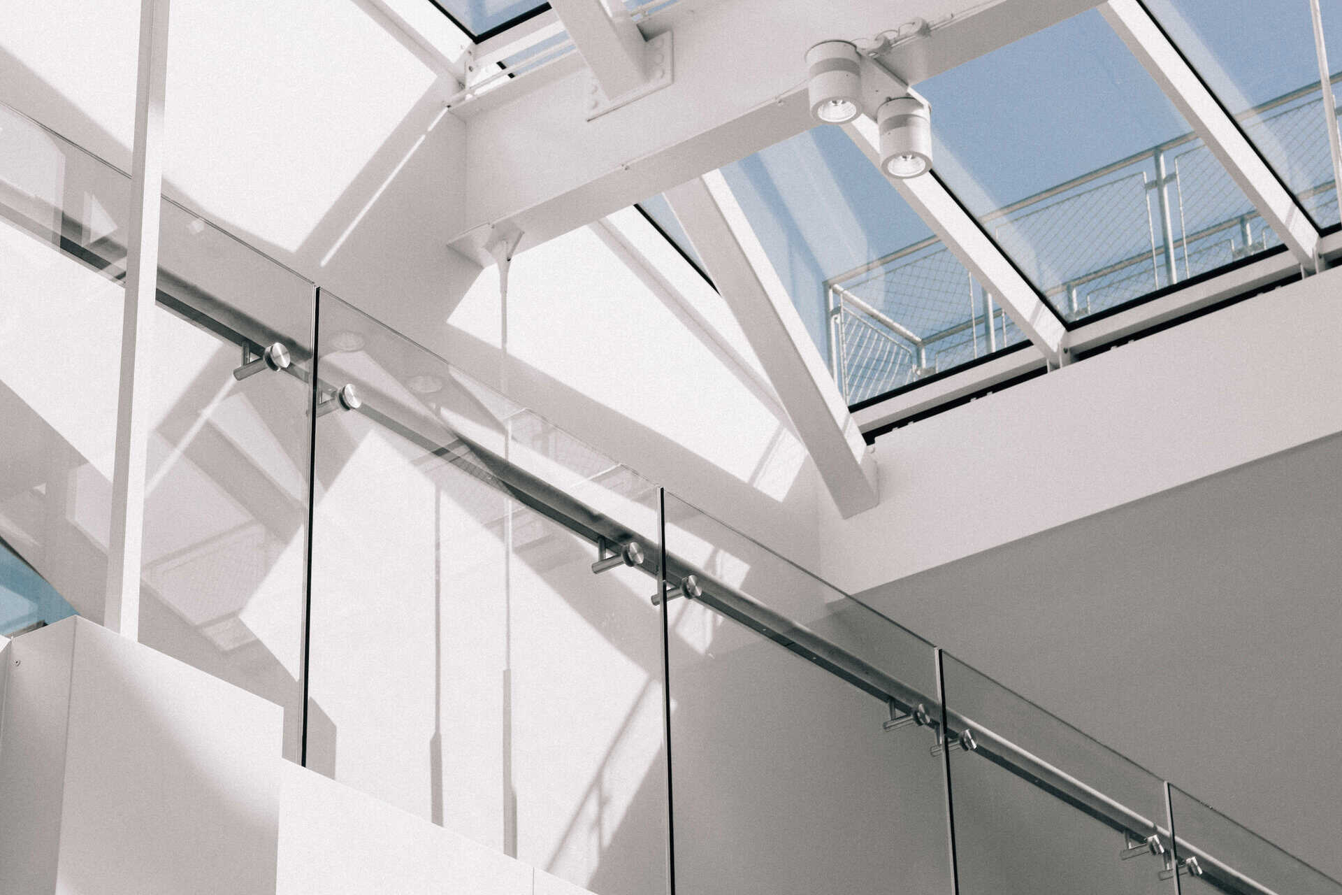 Intérieur de bâtiment moderne avec murs en verre