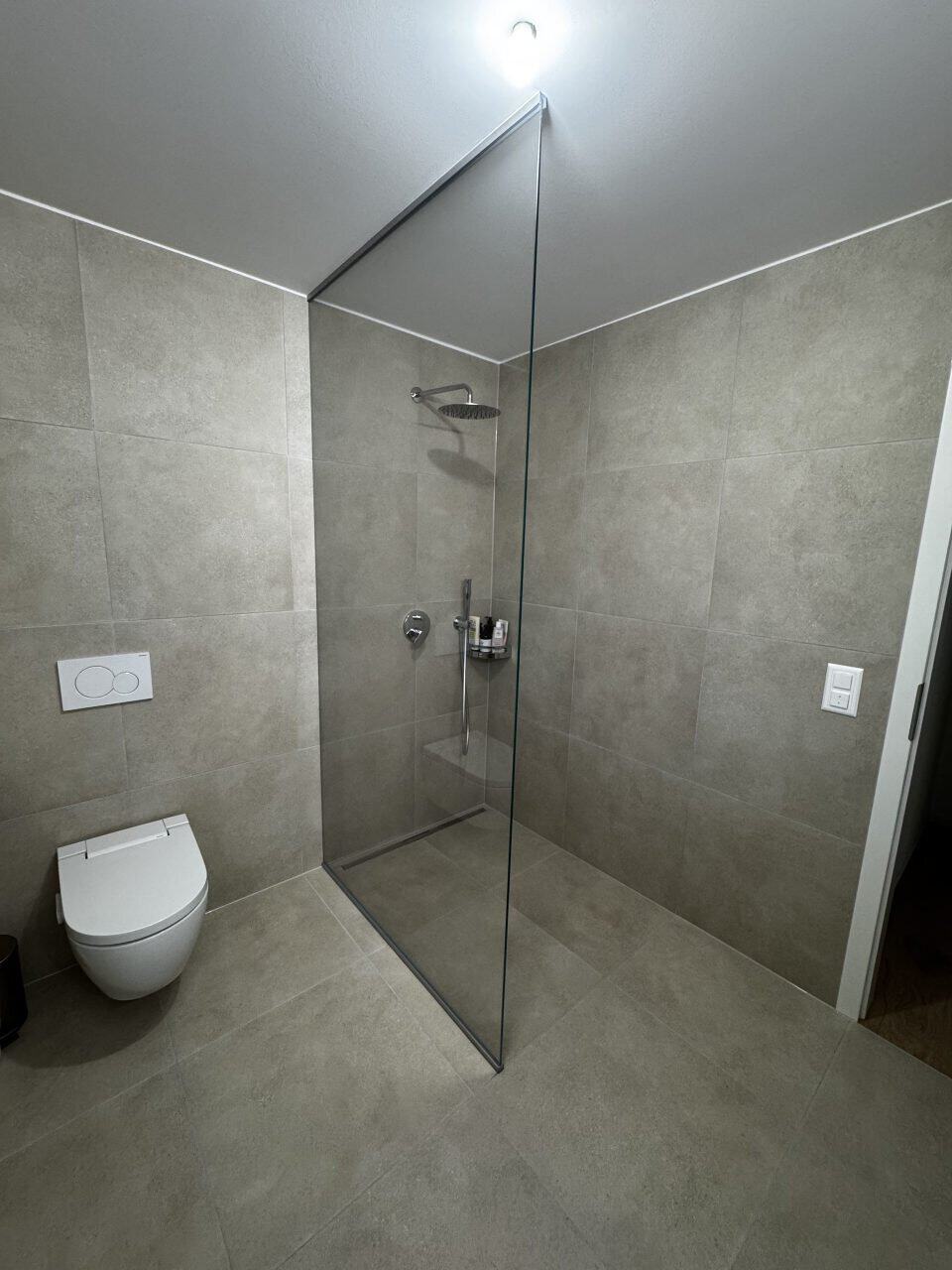 Paroi de douche à l’italienne en verre sur mesure, posée par Helverre