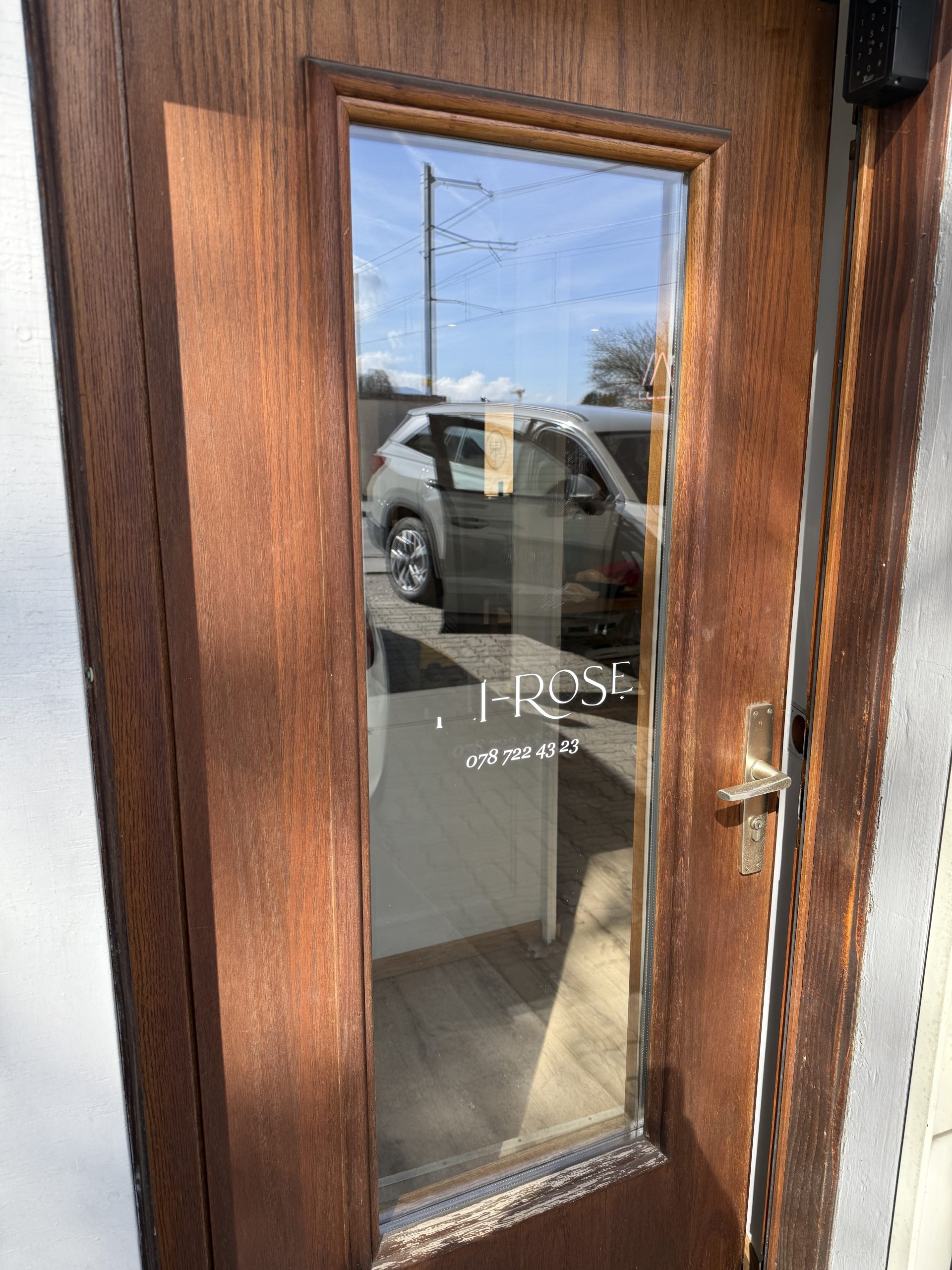 Porte vitrée en bois avec inscriptions